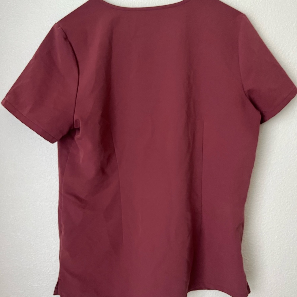FIGS Mauve Burgundy Casma 3 Pocket Scrub Top - Picture 2 of 4
